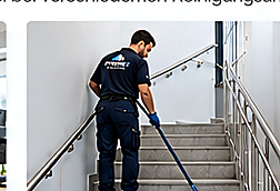 Mitarbeiter reinigt ein helles Treppenhaus